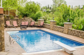 Grand Getaway with Hot Tub in Spokane Valley!